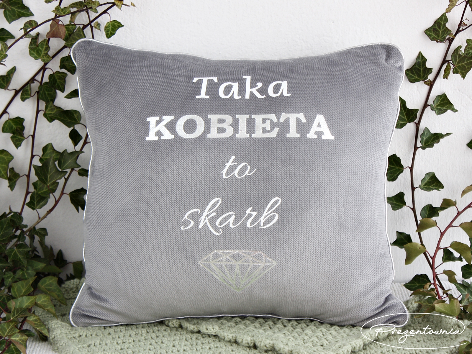 Poduszka z wypełnieniem - Prezent - Taka Kobieta to Skarb - obrazek 3