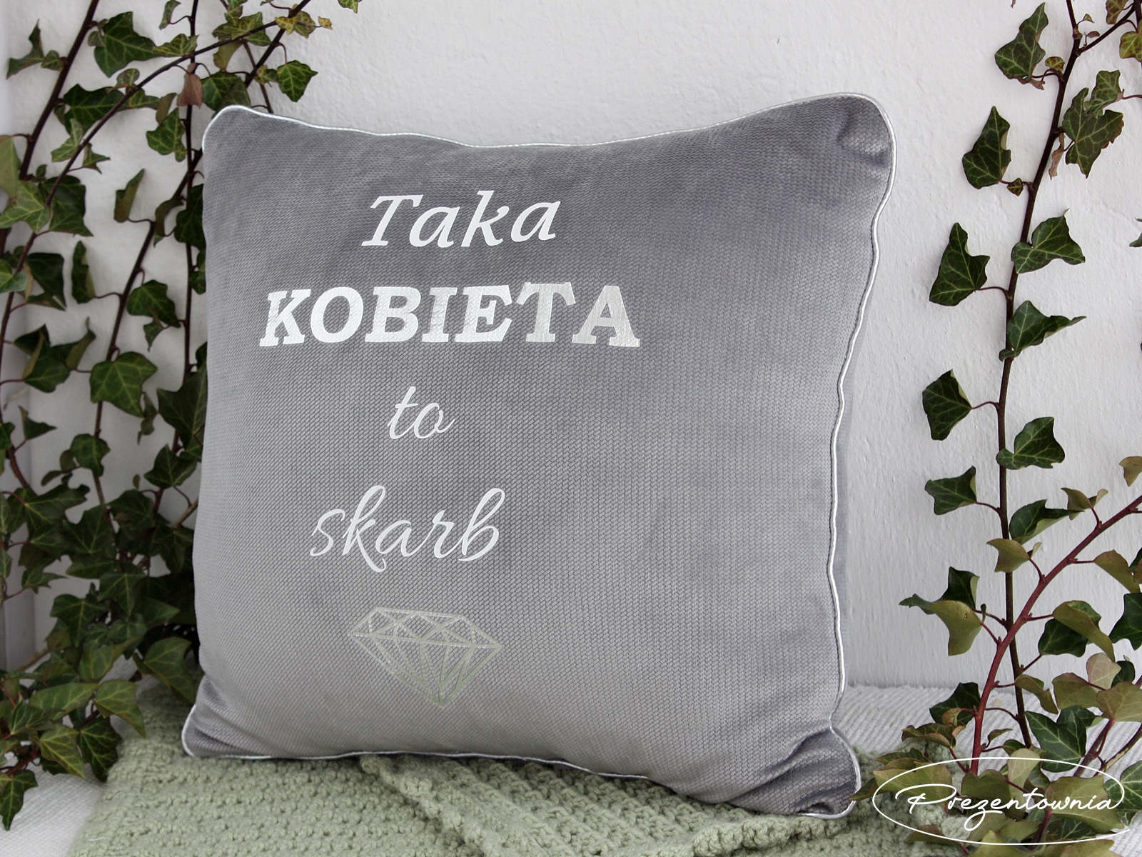 Poduszka z wypełnieniem - Prezent - Taka Kobieta to Skarb - obrazek 2
